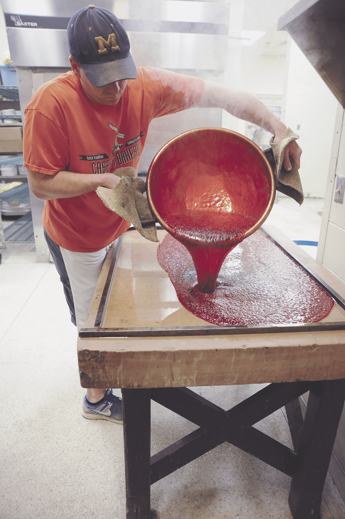 Anise candy: pouring